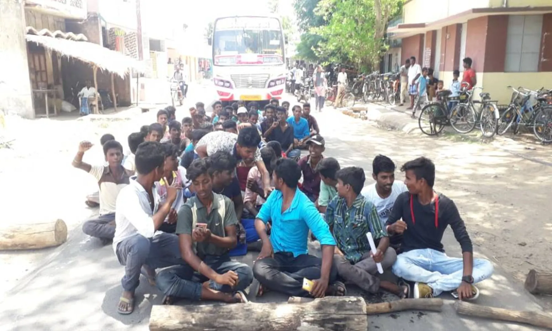  Police to beat students who questioned 'laptop issue'